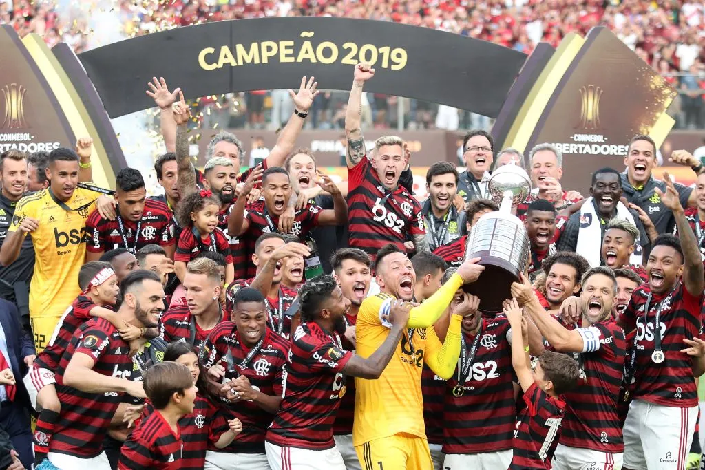 Elenco do Flamengo levantando a taça da Libertadores de 2019. Foto: Raul Sifuentes/Getty Images