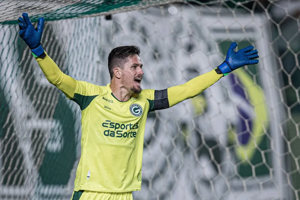 Tadeu em ação pelo Goiás. O goleiro está por detalhes para assinar com o Peixe –  Heber Gomes/AGIF