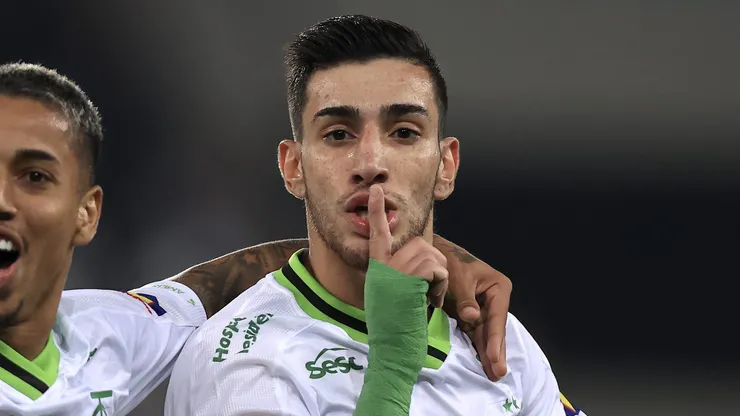 Pedrinho é um dos reforços do Peixe para 2024 e já aparece entre os titulares - Foto: Buda Mendes/Getty Images)