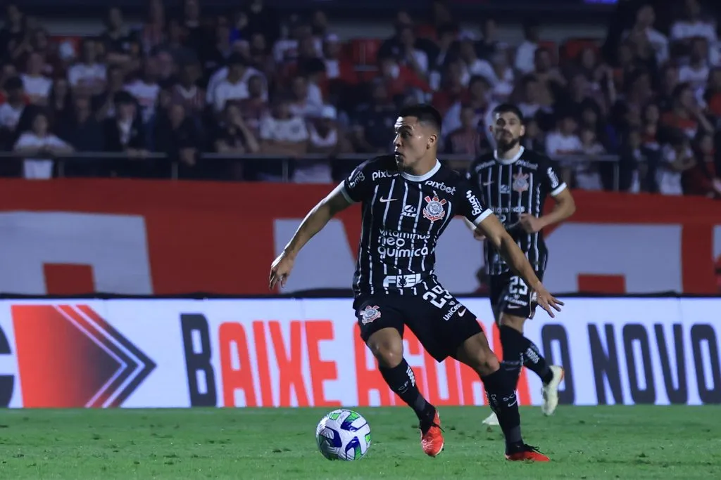 Roni em ação pelo Timão na última temporada. O volante não é a primeira opção de Mano –  Foto: Marcello Zambrana/AGIF