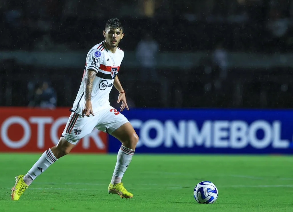 Lucas Beraldo atuando pelo São Paulo.  Foto: Marcello Zambrana/AGIF