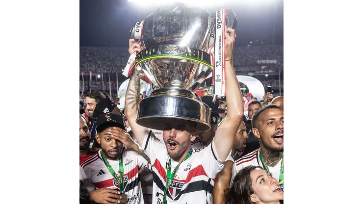 Lucas Beraldo levantando a taça de campeão da Copa do Brasil. Foto: redes sociais / Lucas Beraldo.