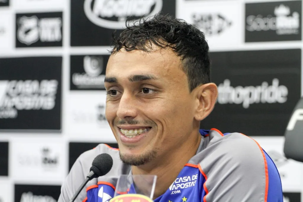 Coletiva do meio campo Diego Pituca, do Santos Futebol Clube, no CT Rei Pele. Foto: Fernanda Luz/AGIF