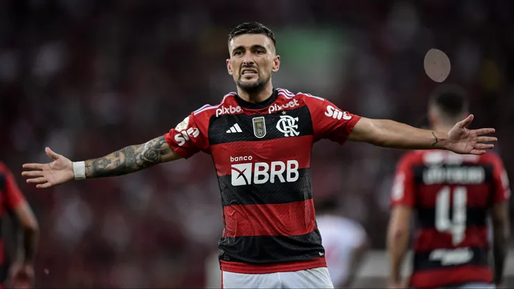 Arrascaeta jogador do Flamengo comemora seu gol durante partida contra o Bragantino no estadio Maracana pelo campeonato Brasileiro A 2023. Foto: Thiago Ribeiro/AGIF
