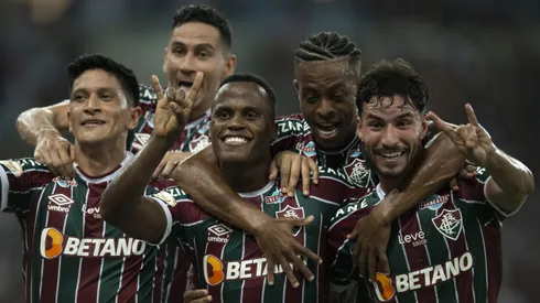 Jhon Arias jogador do Fluminense comemora seu gol com jogadores do seu time durante partida contra o Gremio no estadio Maracana pelo campeonato Brasileiro A 2023. Foto: Jorge Rodrigues/AGIF