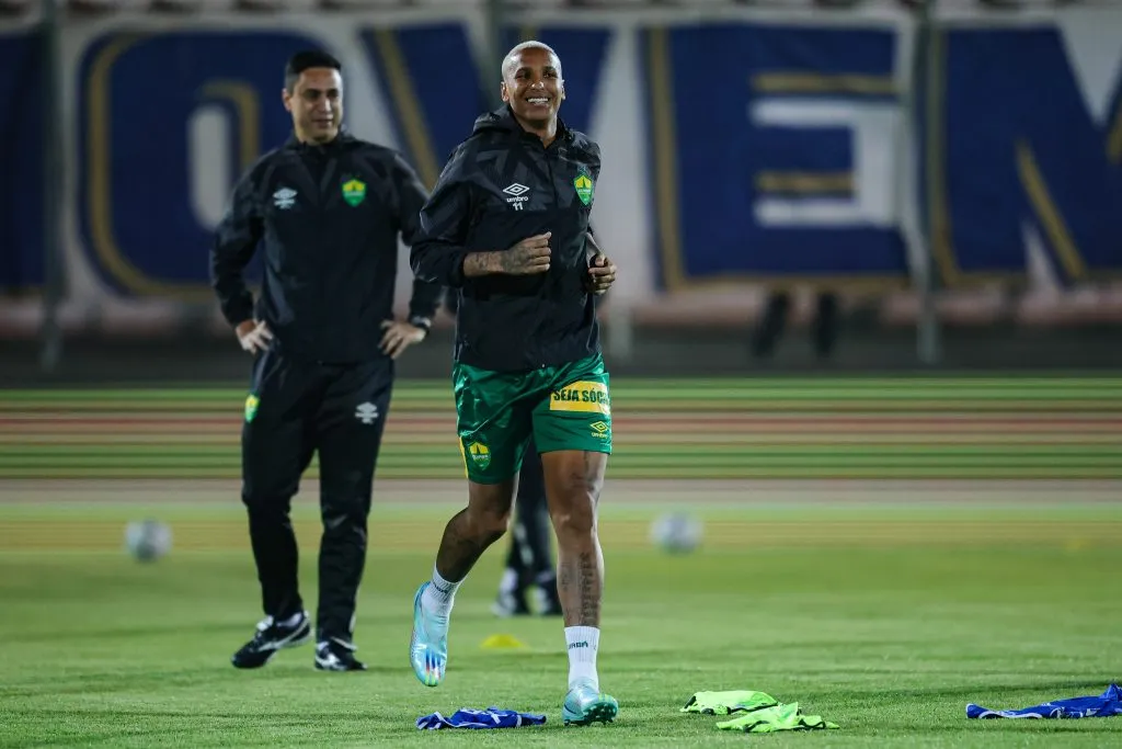 MG – SETE LAGOAS – 22/05/2023 – BRASILEIRO A 2023, CRUZEIRO X CUIABA – Deyverson jogador do Cuiaba durante aquecimento antes da partida contra o Cruzeiro no estadio Arena do Jacare pelo campeonato BRASILEIRO A 2023. Foto: Gilson Junio/AGIF