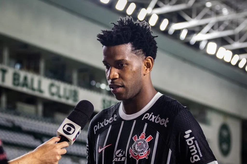 Carille convenceu Gil a jogar no Santos em 2024. Foto: Leonardo Hubbe/AGIF