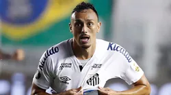 Foto: Sebastião Moreira-Pool/Getty Images - Diego Pituca com a camisa do Santos na Libertadores de 2020