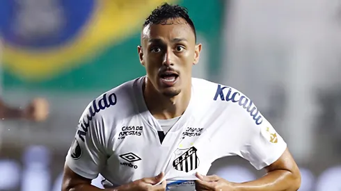 Foto: Sebastião Moreira-Pool/Getty Images - Diego Pituca com a camisa do Santos na Libertadores de 2020