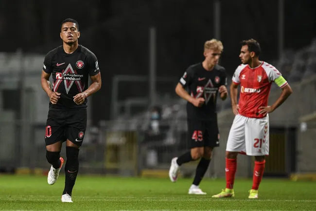 Evander atuando no futebol europeu – Foto: Octavio Passos/Getty Images