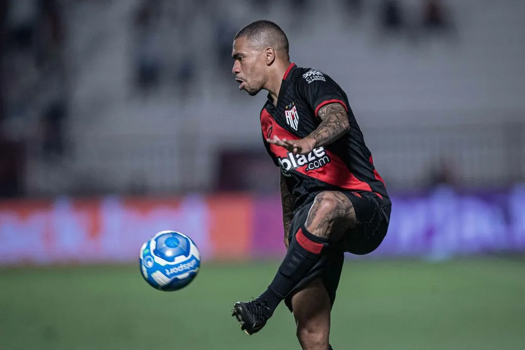 GO – GOIANIA – 27/08/2023 – BRASILEIRO B 2023, ATLETICO-GO X VITORIA – Lucas Esteves  jogador do Atletico-GO durante partida contra o Vitoria no estadio Antonio Accioly pelo campeonato Brasileiro B 2023. Foto: Heber Gomes/AGIF