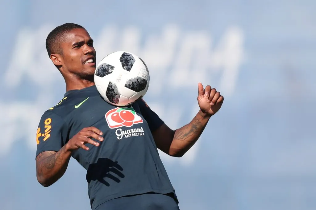 Douglas Costa, em treino do Brasil – Foto: Lucas Figueiredo/CBF