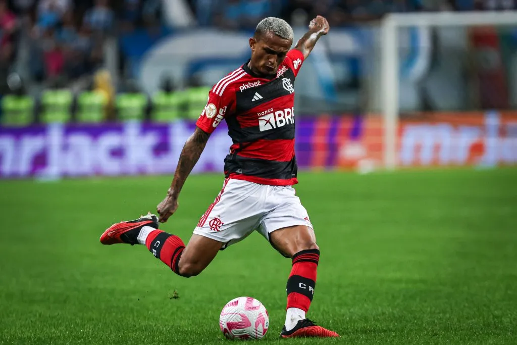 RS – PORTO ALEGRE – 25/10/2023 – BRASILEIRO A 2023, GREMIO X FLAMENGO – Wesley jogador do Flamengo durante partida contra o Gremio no estadio Arena do Gremio pelo campeonato Brasileiro A 2023. Foto: Maxi Franzoi/AGIF