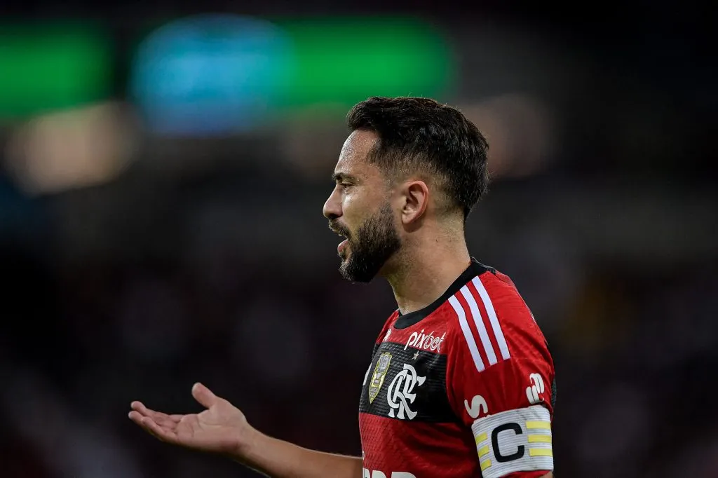 Everton Ribeiro jogador do Flamengo durante partida contra o Internacional no estadio Maracana pelo campeonato Brasileiro A 2023. Thiago Ribeiro/AGIF