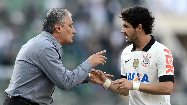 Tite e Pato conversam durante jogo do Corinthians no Paulistão de 2013 - Foto: Mauro Horita/AGIF