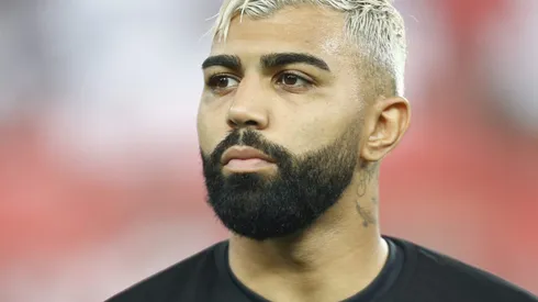 Gabigol, com a camisa 'Com racismo não tem jogo' em partida do Flamengo - Foto: Wagner Meier/Getty Images