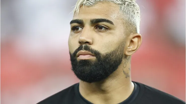 Gabigol, com a camisa 'Com racismo não tem jogo' em partida do Flamengo - Foto: Wagner Meier/Getty Images