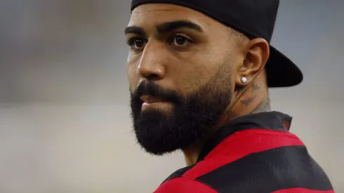 Gabigol recebendo premiação em Vasco x Flamengo por conquista no Mengão