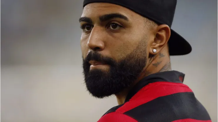 Gabigol recebendo premiação em Vasco x Flamengo por conquista no Mengão