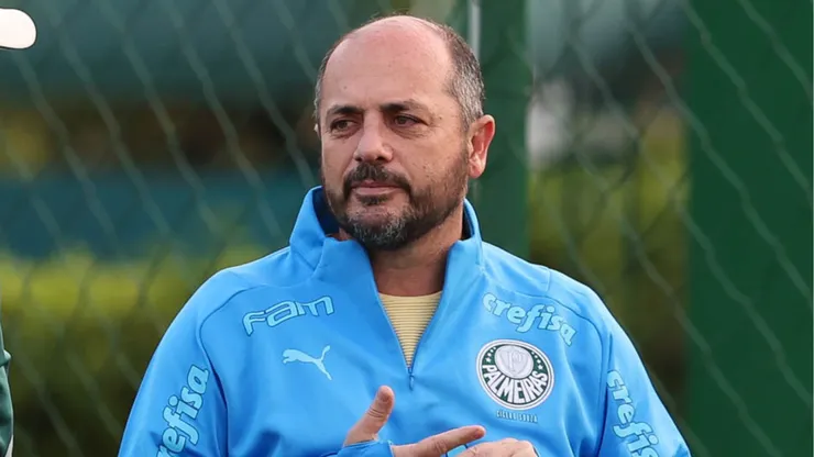 Cícero Souza, gerente de futebol do Palmeiras, acompanha treino da equipe no CT da Barra Funda - Foto: Cesar Greco/SEP