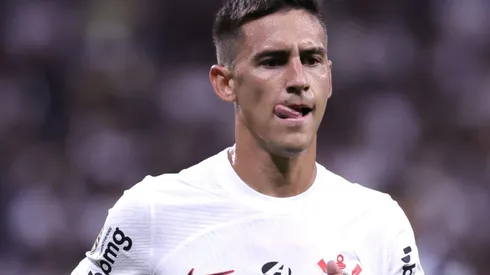 Matias Rojas jogador do Corinthians durante partida contra o Ponte Preta no estadio Arena Corinthians pelo campeonato Paulista 2024, com a língua para fora. Foto: Marcello Zambrana/AGIF