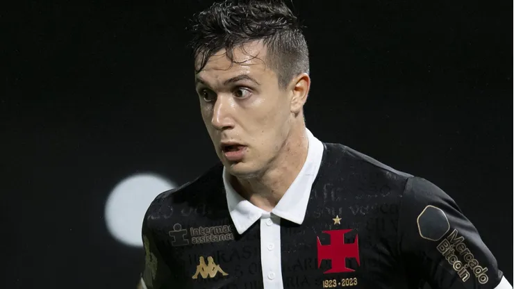 Lucas Piton em partida do Vasco contra o Internacional, no Campeonato Brasileiro de 2023, em 26/10/2023