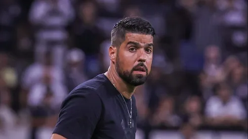 António Oliveira durante derrota para a Ponte Preta. Foto: Marcello Zambrana/AGIF