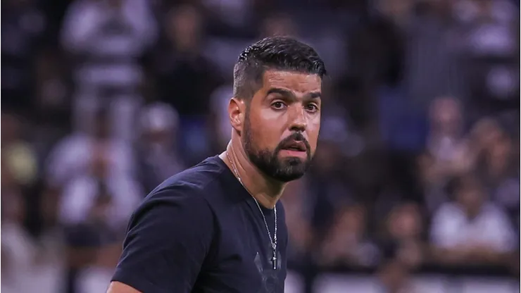 António Oliveira durante derrota para a Ponte Preta. Foto: Marcello Zambrana/AGIF