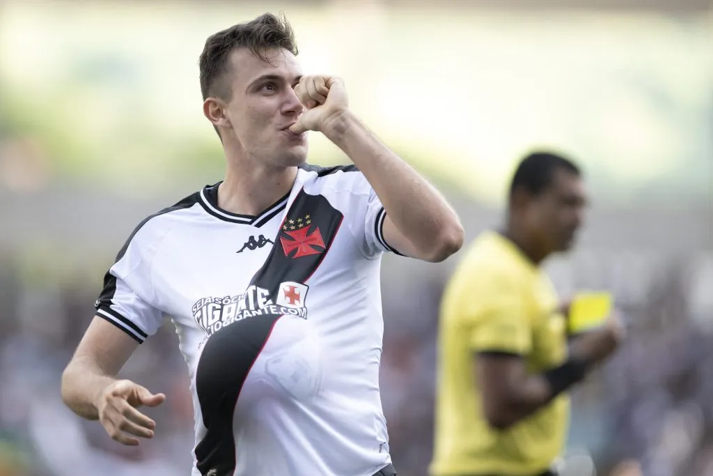ARIOCA 2024, BOTAFOGO X VASCO – Lucas Piton jogador do Vasco comemora seu gol durante partida contra o Botafogo no estadio Engenhao pelo campeonato Carioca 2024. Foto: Jorge Rodrigues/AGIF