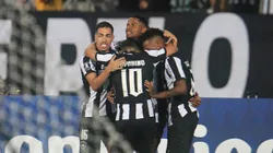 Jogadores do Botafogo comemoram gol de Júnior Santos contra a equipe do Aurora. Foto: redes sociais / Botafogo.
