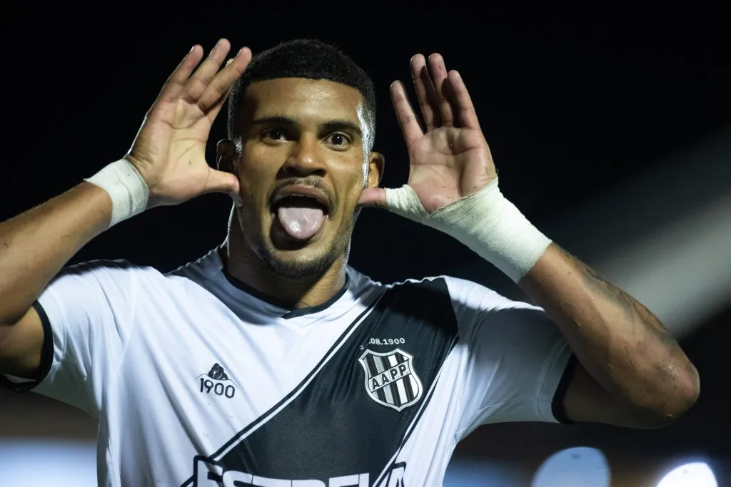 Jeh, artilheiro da Ponte Preta, foi oferecido ao Santos e agradou a Carille – Foto: Diogo Reis/AGIF