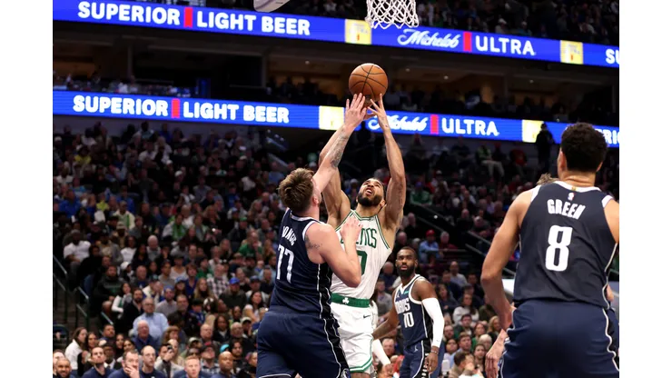 Jayson Tatum e Luka Doncic em disputa; duelo deve ser o principal em quadra durante Celtics x Mavericks, no TD Garden (Foto: Tim Heitman/Getty Images)