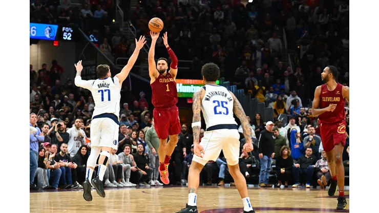 Cesta incrível de Max Strus em cima de Luka Doncic decidiu o jogo entre Cleveland Cavaliers e Dallas Mavericks (Foto: Jason Miller/Getty Images)