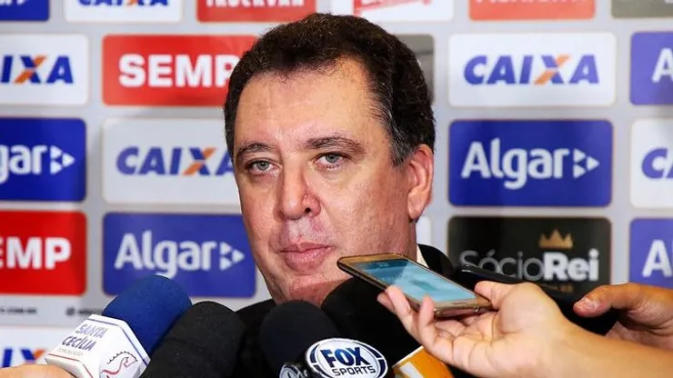 Atacante colombiano assina contrato e Marcelo Teixeira vem buscando mais reforços Foto: Pedro Ernesto Guerra Azevedo/Santos FC