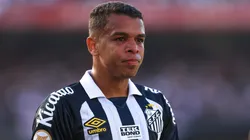 Sandry, meio-campista do Santos - Foto: Marcello Zambrana/AGIF