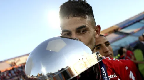 Zagueiro de interesse do Bahia beijando a taça da Sul-Americana. Foto: Ernesto Ryan/Getty Images