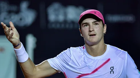 RJ - RIO DE JANEIRO - 22/02/2024 - RIO OPEN 2024 - O tenista brasileiro Joao Fonseca durante partida contra o tenista chileno Christian Garin na Quadra Guga Kuerten no Jockey Club Brasileiro, pelo Rio Open 2024 ATP 500, etapa do circuito mundial de Tenis, nesta quinta feira (22). (Foto: Thiago Ribeiro/AGIF)