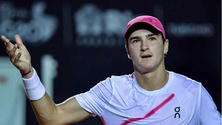 RJ - RIO DE JANEIRO - 22/02/2024 - RIO OPEN 2024 - O tenista brasileiro Joao Fonseca durante partida contra o tenista chileno Christian Garin na Quadra Guga Kuerten no Jockey Club Brasileiro, pelo Rio Open 2024 ATP 500, etapa do circuito mundial de Tenis, nesta quinta feira (22). (Foto: Thiago Ribeiro/AGIF)