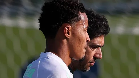 Lázaro conversa com Abel em treino na Academia de Futebol do Palmeiras – Foto: Cesar Greco/Palmeiras/by Canon