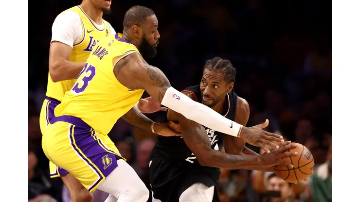 Jogo entre Clippers e Lakers será o grande destaque da noite de quarta-feira, nos Estados Unidos. Clássico de Los Angeles acontece na Crypto.com Arena (Foto: Katelyn Mulcahy/Getty Images)