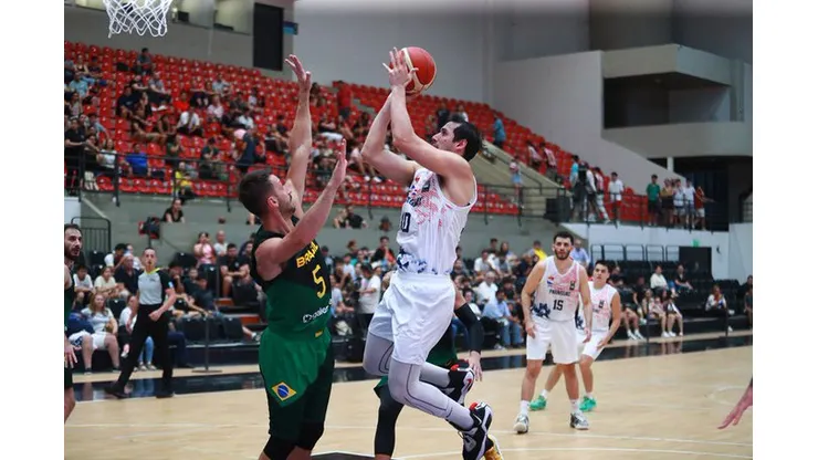 Em Assunção, no Paraguai, Brasil atropelou a equipe local pelas eliminatórias da Americup (Foto: Divulgação/Twitter @basquetebrasil)