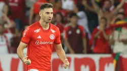 Lucas Alario comemorando gol contra o Grêmio.