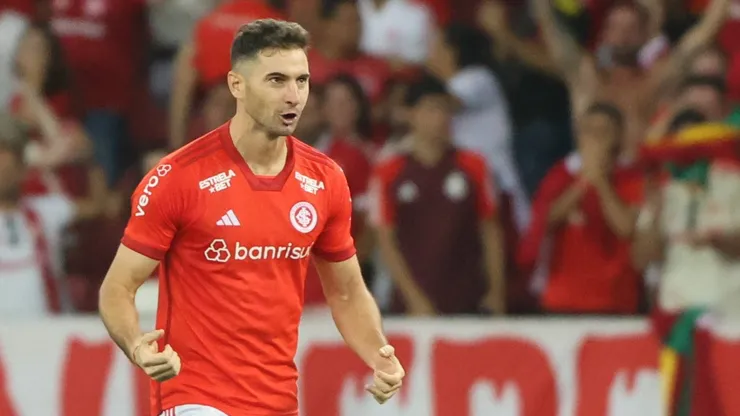 Lucas Alario comemorando gol contra o Grêmio.