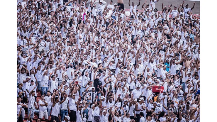 Foto: Abner Dourado/AGIF - Torcida do Santos lotou o Morumbis