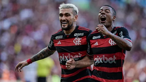 De La CRuz comemorando gol do Flamengo contra o Fluminense com Arrascaeta. Foto: Thiago Ribeiro/AGIF