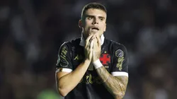 Gabriel PEc se envolvendo em polêmica logo na estreia pelo novo clube