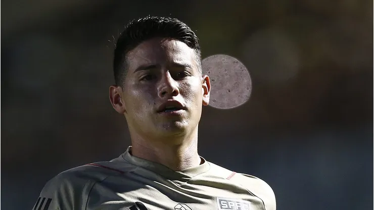 James Rodríguez se posiciona (Photo by Wagner Meier/Getty Images)