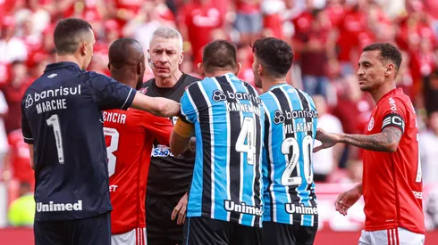 Grêmio en Internacional se enfrentaram em jogo com confusão. Foto: Maxi Franzoi/AGIF