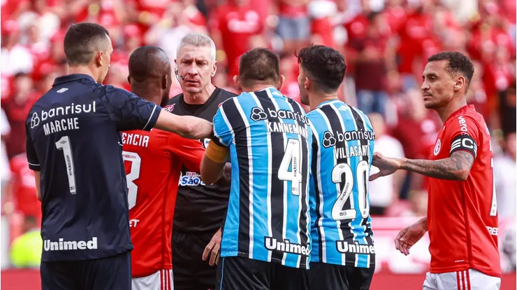 Grêmio en Internacional se enfrentaram em jogo com confusão. Foto: Maxi Franzoi/AGIF