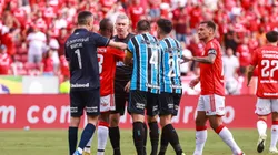 Kannemann e Daronco conversando durante a disputa do Gre-Nal. Foto: Maxi Franzoi/AGIF